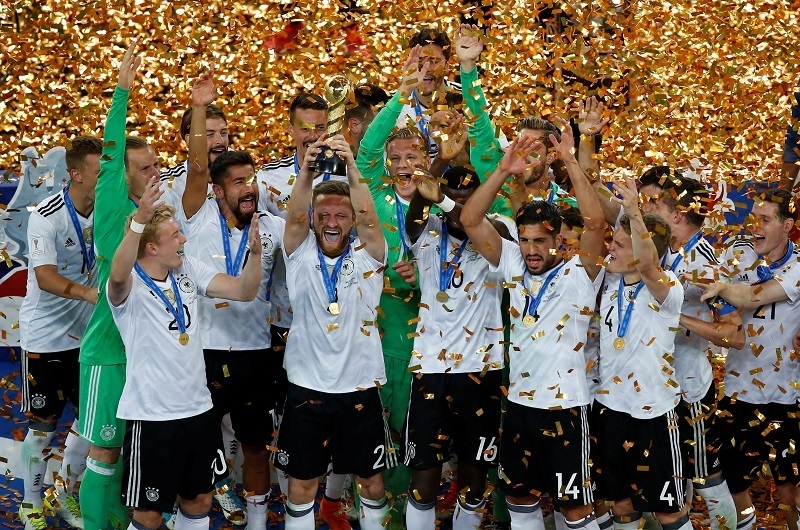 優勝し優勝カップを掲げ喜びを爆発させたドイツイレブン（写真：ロイター/アフロ）