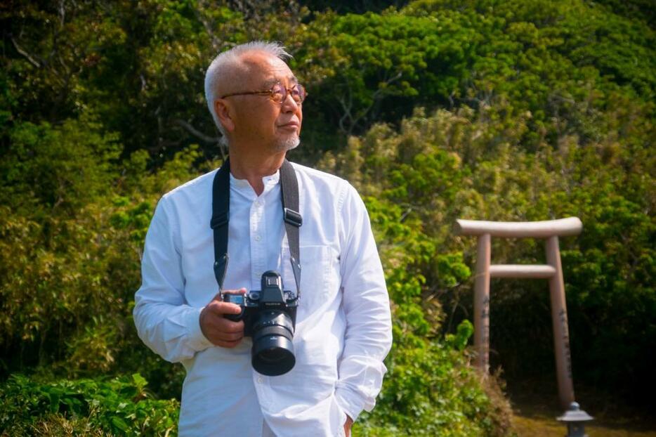 沖ノ島に3度上陸し、神秘のベールに包まれた島の様子を紹介する『神坐す海の正倉院 沖ノ島』（小学館）を上梓した写真家の藤原新也さん