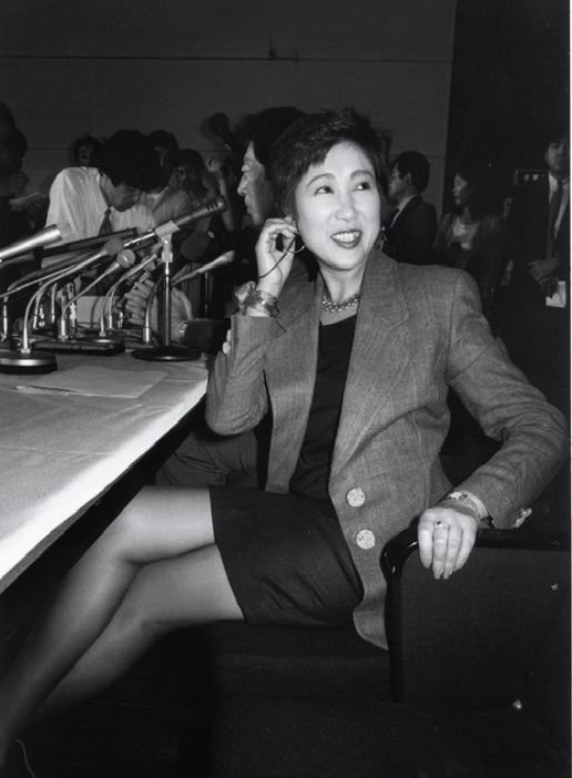 新人議員時代の小池氏。『小池百合子写真集 YURiKO KOiKE 1992-2017』（双葉社）より