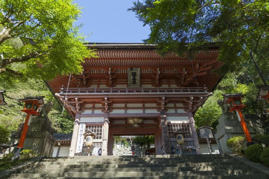 鞍馬寺の仁王門（写真：ペイレスイメージズ/アフロ）