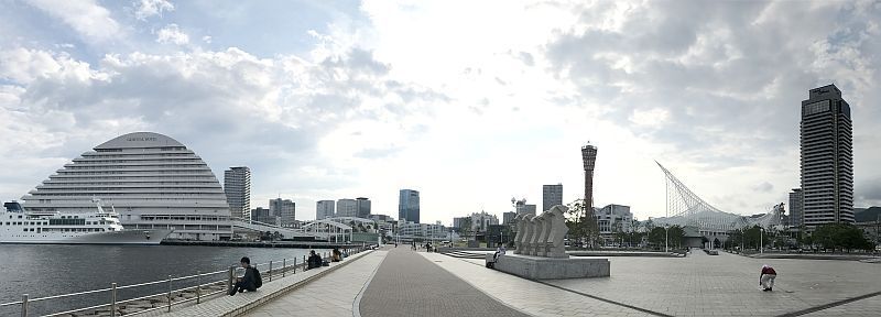 [写真]雨があがりメリケンパークの海辺のベンチなどで涼む人、そして、前日まで行われていたイベントの片づけ作業をする人の姿も多くみられた=18日午後4時50分ごろ、神戸市内で