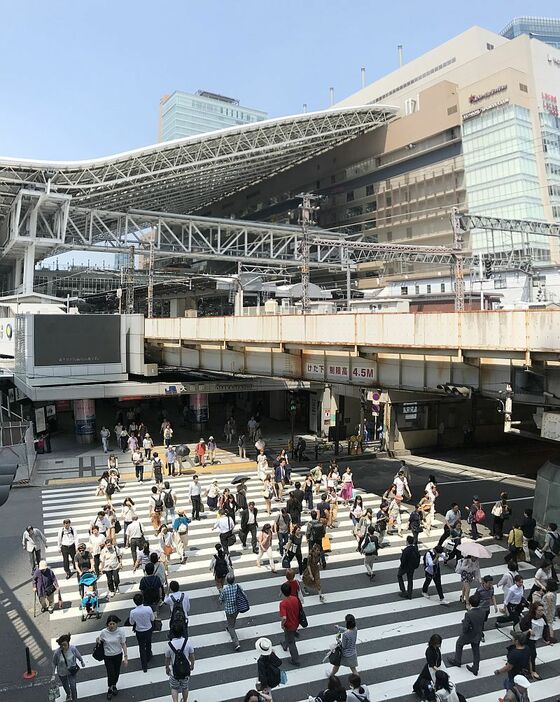 [写真]朝から気温が高い大阪市内では出勤時に汗をぬぐう人の姿も多くみられた=3日午前、大阪市北区で（撮影：柳曽文隆）
