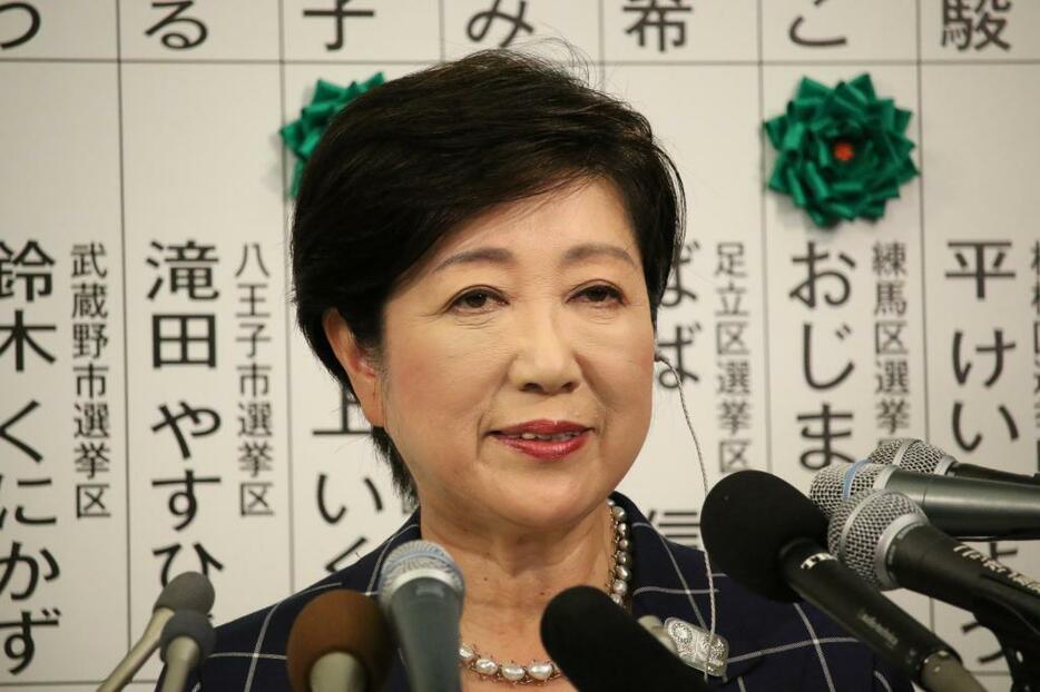 [写真]インタビューに答える小池氏