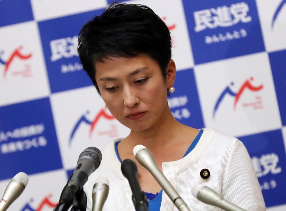 会見で民進党代表辞任の理由を説明する蓮舫氏（写真：つのだよしお/アフロ）