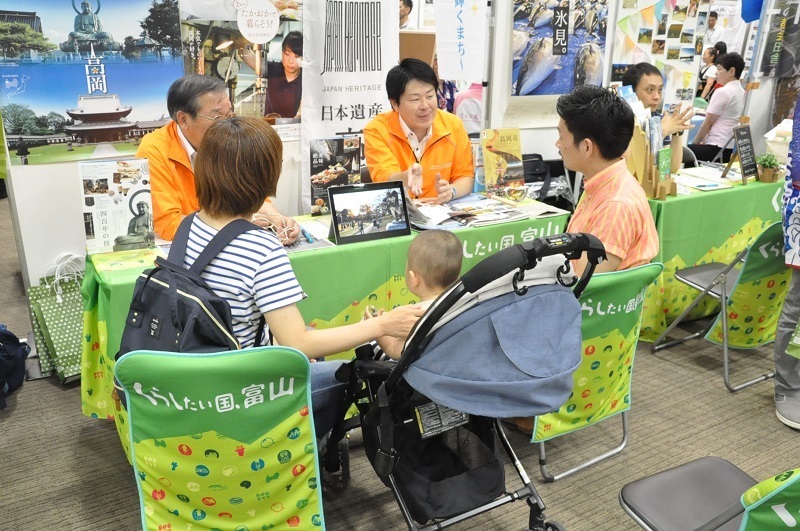 [写真]若い家族連れの来場が目立った「おいでや！　いなか暮らしフェア」＝大阪市中央区で