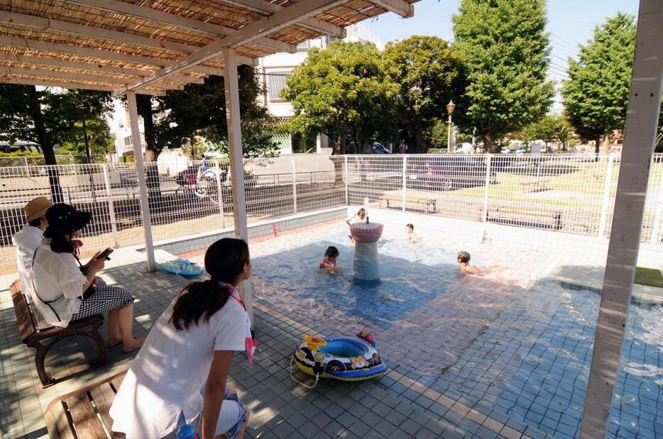 ちびっ子に大人気のじゃぶじゃぶ池。近年は、工夫を凝らしたじゃぶじゃぶ池も登場している