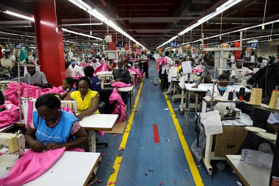 ケニア・ナイロビの縫製工場（写真：ロイター/アフロ）
