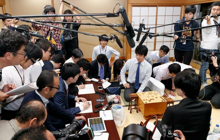 公式戦連勝記録を塗り替え、注目を集めた藤井聡太四段。中学生天才棋士の活躍で、一戦ごとに日本中が沸いた（写真：Rodrigo Reyes Marin/アフロ）