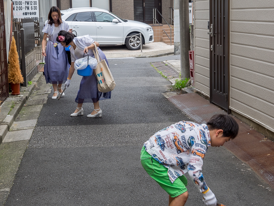 朝市の日は商店街をグルリまわってくまなく清掃（撮影：志和浩司）