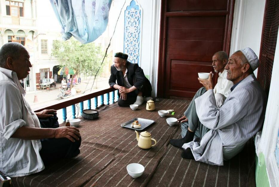 カシュガルのチャイハネにて。礼拝後、毎日のようにお茶を飲む年配の男性たち（撮影：村田次郎）