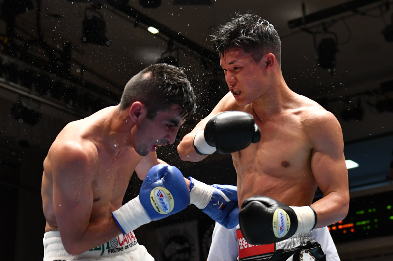 亀田和毅はモラレス三男に判定圧勝したが、KOには持ち込めなかった（写真・山口裕朗）