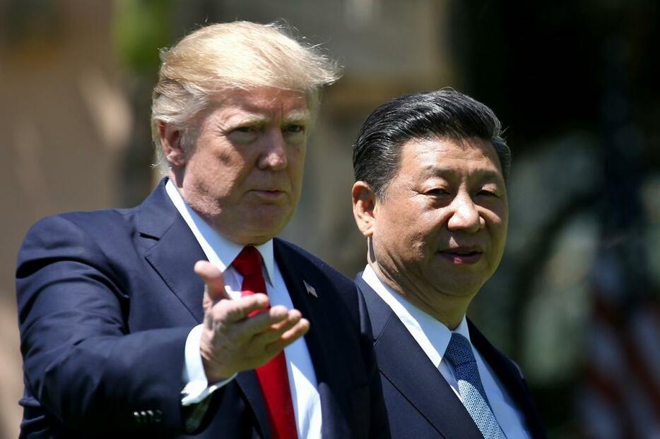 [写真]4月に米国で首脳会談を行ったトランプ大統領（左）と習近平主席。対北朝鮮対応をめぐって米国と中国の隙間が広がっている（ロイター/アフロ）
