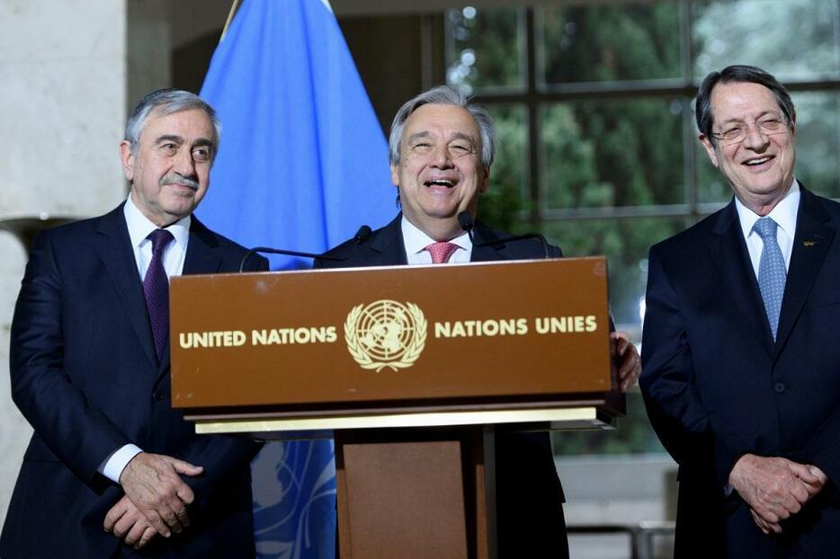 [写真]再統合交渉が始まった今年1月の会見では笑顔も見られたが……。写真は左から北キプロス・トルコ共和国のアクンジュ大統領、グテレス国連事務総長、キプロス共和国のアナスタシアディス大統領（代表撮影/ロイター/アフロ）