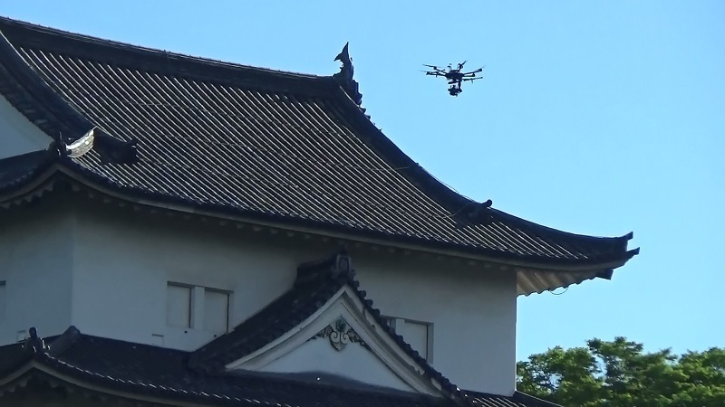 [写真]大阪城六番櫓を空中から撮影するドローン（やや右上）＝大阪市中央区の大阪城公園