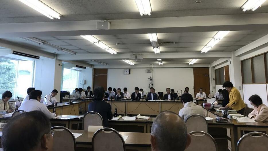 小金井市議会の厚生文教委員会。小金井市議会は写真撮影・録音も可能