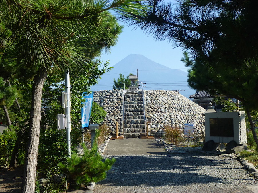 ルート3776のスタート地点となる田子の浦港の富士塚。背後にそびえる富士山頂へ3泊4日で挑む