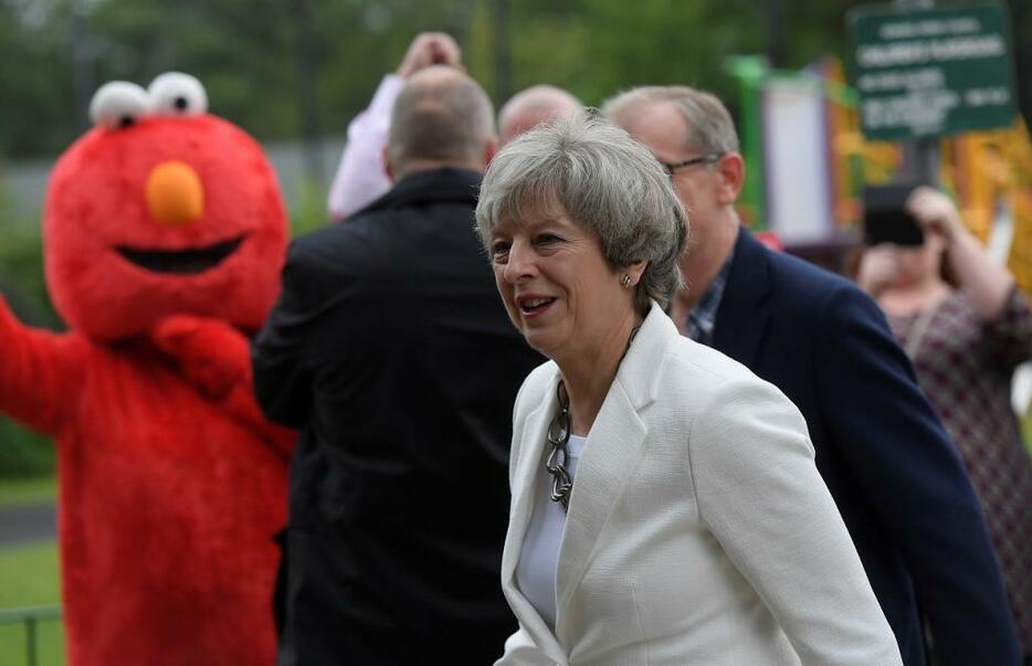 [写真]投票所に姿を現したメイ首相（保守党党首）。EU離脱交渉をスムーズに進めるために与党保守党の大勝が求められている（ロイター/アフロ）