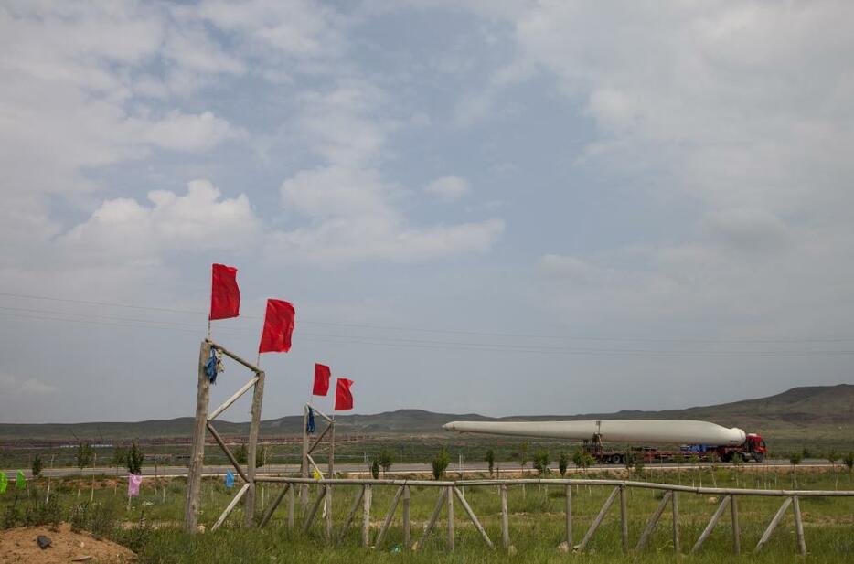 風力発電機のプロペラ　輸送中　バインチャガン(撮影：村田次郎）