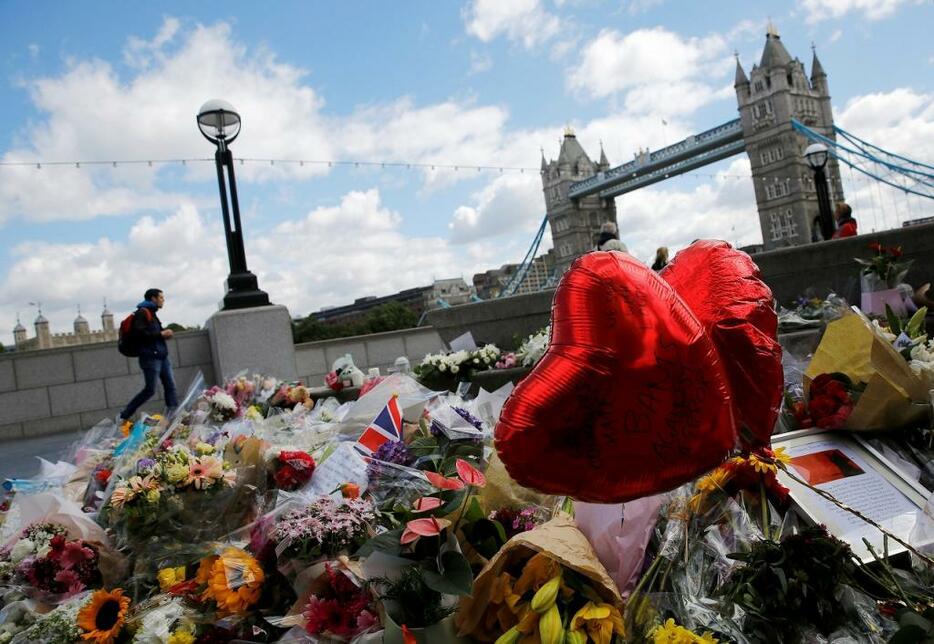 [写真]ロンドン橋上で車を暴走させ、刃物で観光客らを襲撃したテロ現場周辺（ロイター/アフロ）