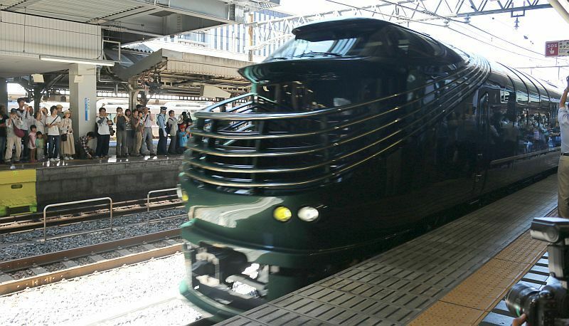 [写真]京都駅に入線する瑞風。多くの人が見守っている=17日午前10時47分、JR京都駅で（撮影：柳曽文隆）