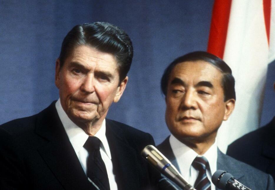 日本を訪れたレーガン大統領と、中曽根康弘首相（右）＝1983年11月、写真：Fujifotos/アフロ