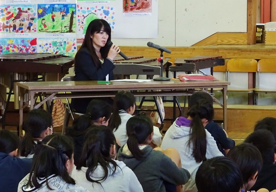 小学校で薬物の危険性について講演をする吉澤恵理さん