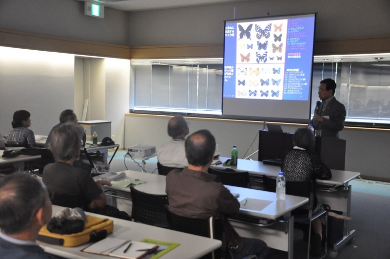 [写真]講演会「昆虫から見た大阪の自然」＝大阪府東大阪市の府立中央図書館