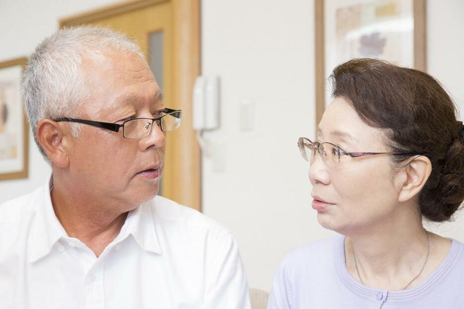 [イメージ]困りごとの身近な相談相手として地域と行政をつないできた民生委員。制度100年を迎えましたがどのような仕事をしているのでしょうか（写真：ペイレスイメージズ/アフロ）