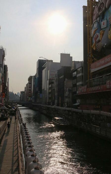 [写真]強い日差しを浴びながらボートに乗る人の姿も=23日午後5時20分ごろ、大阪市中央区で