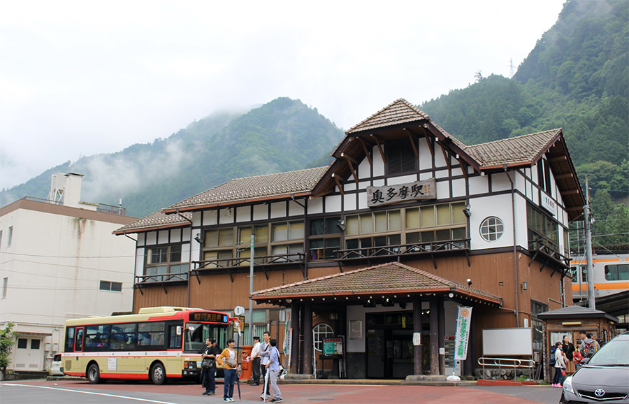 JR奥多摩駅。雲取山をはじめとした山々への玄関口らしく、駅舎には山小屋の風格が漂う。