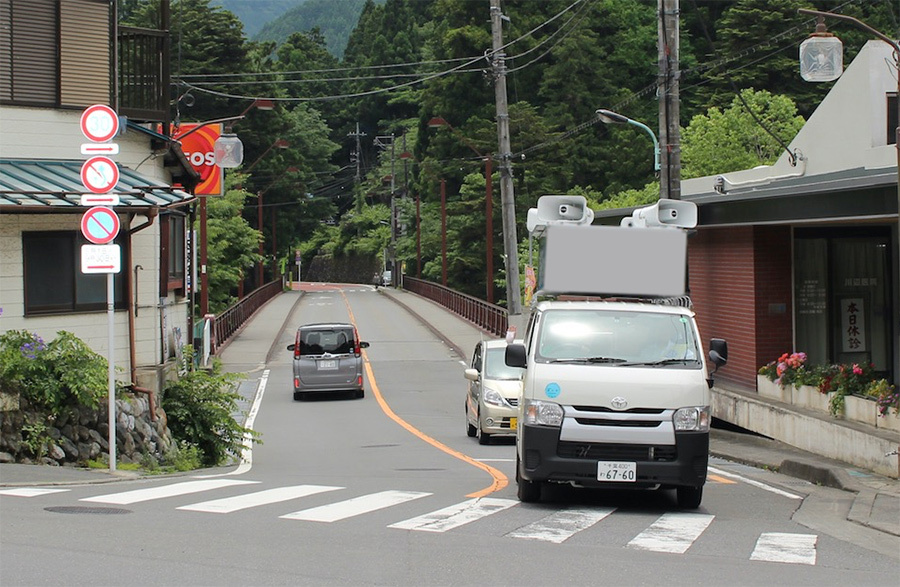 奥多摩町をまわる選挙カー（画像処理をしています）