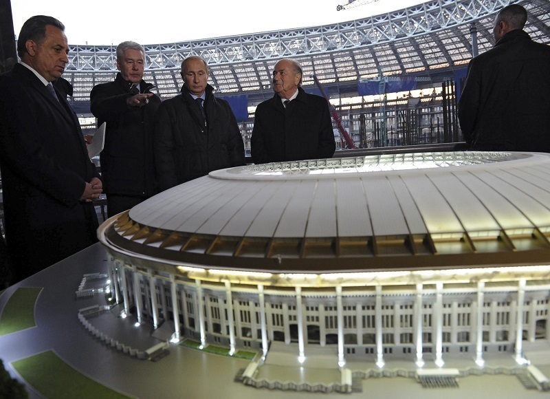 モスクワのルジニキスタジアムの工事現場を視察するプーチン大統領（左から3人目）と、FIFAブラッター元会長（同4人目）　2014年10月撮影（写真：RIA Novosti/ロイター/アフロ）