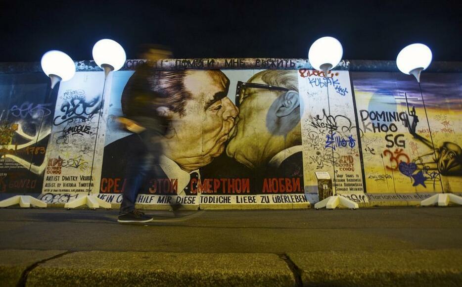 ベルリンの壁の崩壊は第2次世界大戦後の世界構造の崩壊を象徴しました（写真：ロイター/アフロ）