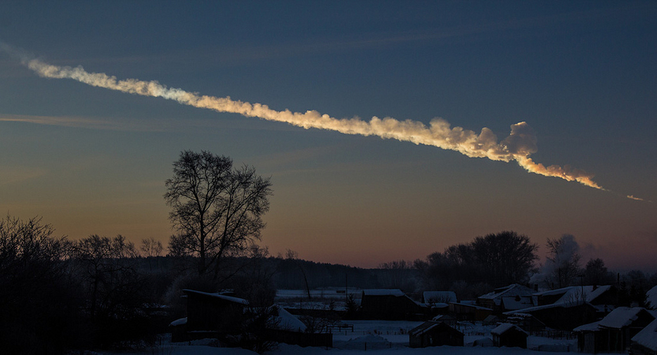 [写真]2013年2月15日のチェリャビンスク爆発。写真は隕石が落下している様子を撮影したもの（photo by  Alex Alishevskikh）