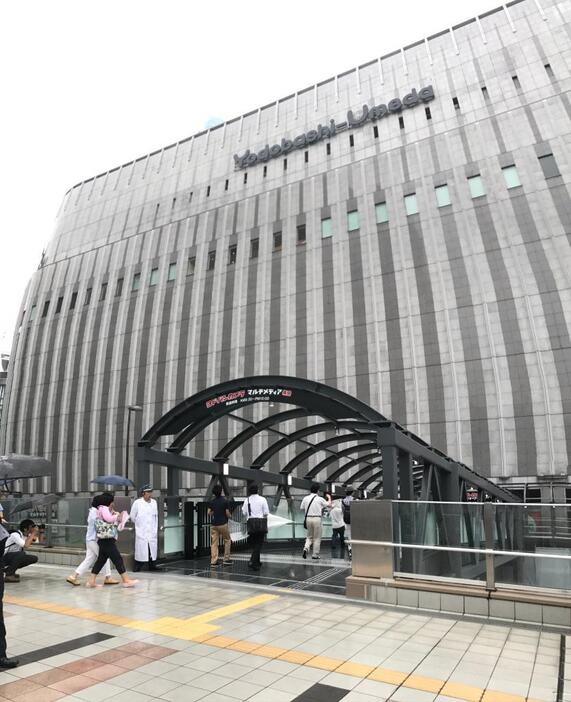 【写真】大阪駅からヨドバシ梅田へ渡る橋の門が開いた＝30日午前9時半ごろ、大阪市北区で（撮影：柳曽文隆）