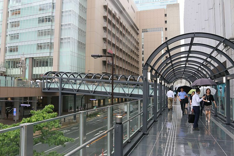 【写真】大阪駅（左側）から中央の橋を渡ってヨドバシ梅田へ＝30日午前9時50分ごろ、大阪市北区で（撮影：柳曽文隆）