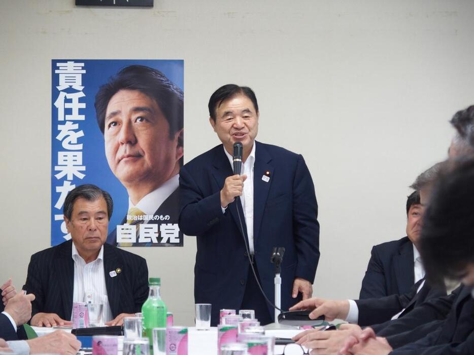 小委員会で発言する遠藤議員