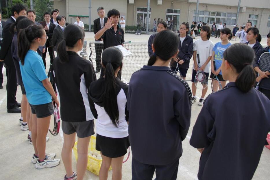 中学校で指導を行う浅川さん（杉並区提供）