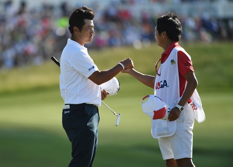 ホールアウト後、キャディと握手をかわす松山（写真：USA TODAY Sports/ロイター/アフロ）