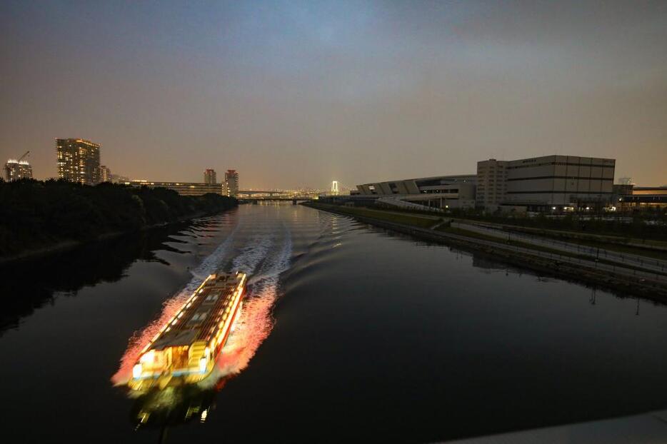 [写真]豊洲市場（右）の前を通る東雲運河。東京の漁師たちは、水質汚染が進んだ高度成長期を境に、ほとんどが丘に上ったり写真のような屋形船に転職したという＝東京都江東区