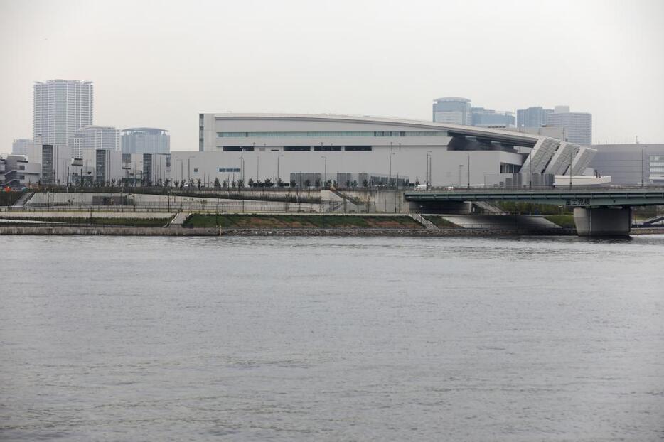 [写真]豊洲市場を対岸のお台場から望む＝東京都江東区