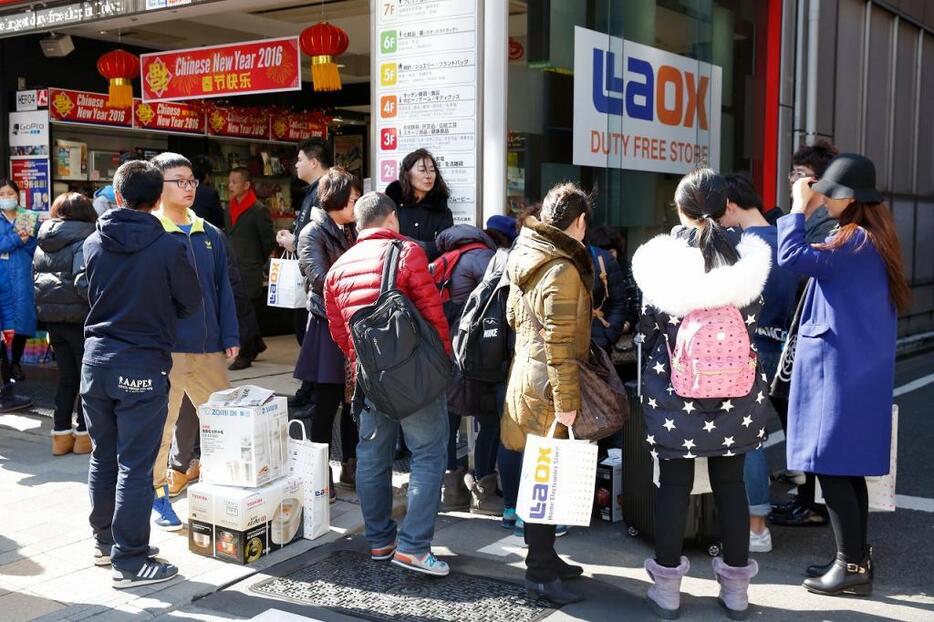 [写真]昨年2016年の春節時、続々と訪れた中国人観光客。ラオックスによると、1人当たりの購入額は減っているという（アフロ）