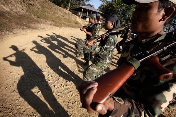 銃を抱える兵士たち