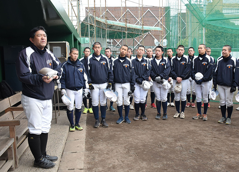 長尾健司監督（左）の話に耳を傾ける高松商の選手たち＝高松市松島町1の同校で、潟見雄大撮影