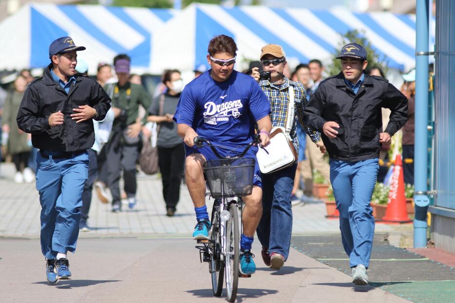 自転車を使ってキャンプ内施設間を移動する松坂大輔にファンが接触しないように警備員がついていたのだが最悪の悲劇が起きた（写真・黒田史夫）