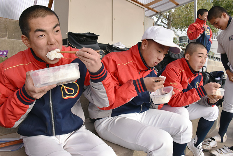 練習前、豪快に「2合飯」を食べる明石商の選手たち＝兵庫県明石市の同校で、黒詰拓也撮影