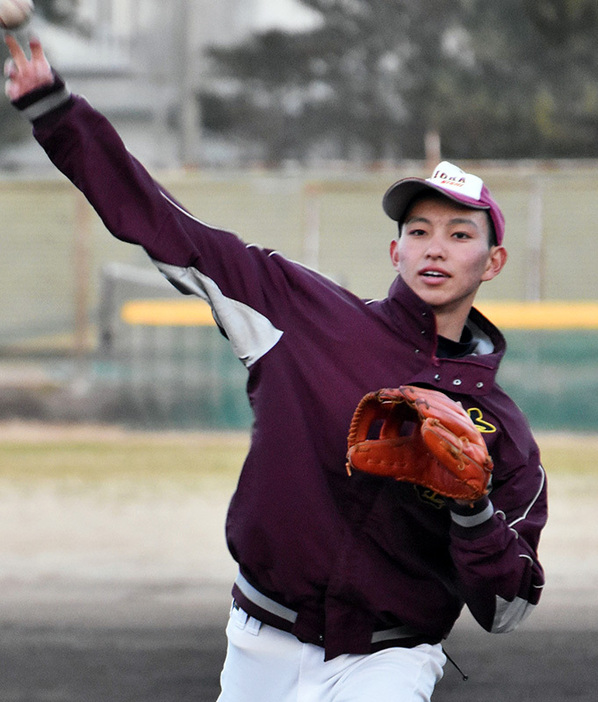 守備練習に励む富岡西の前川広樹一塁手＝徳島県阿南市富岡町の同校で、岩本桜撮影