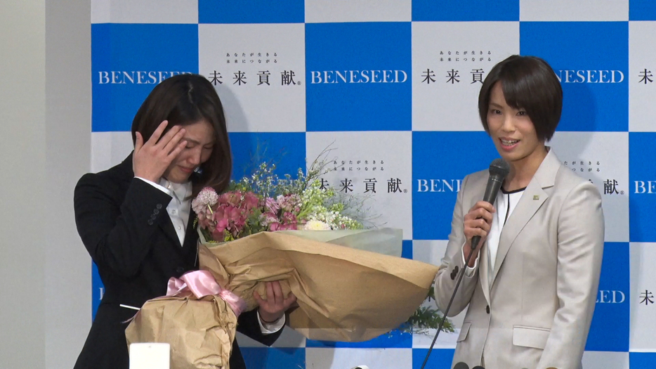 トレーニングパートナーを務めてきた池田彩華さんと花束を贈呈しあう