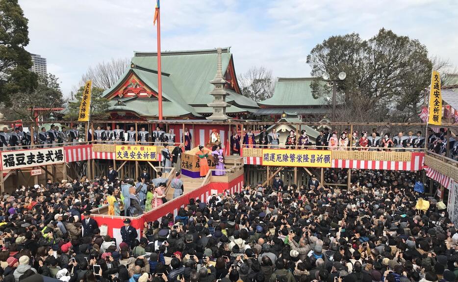 ［写真］会場には朝から多くの人が詰めかけ、袋やバケツを手に豆まきに備えていた