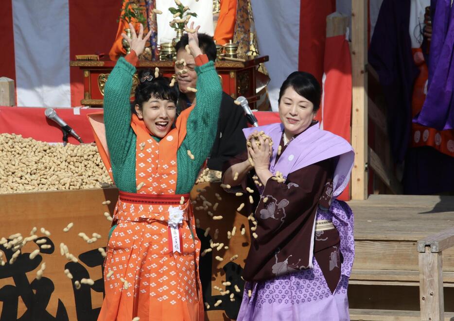 ［写真］「福は内」と元気に豆をまく安藤サクラ(左)と松坂慶子＝3日午前11時すぎ、大阪府寝屋川市で